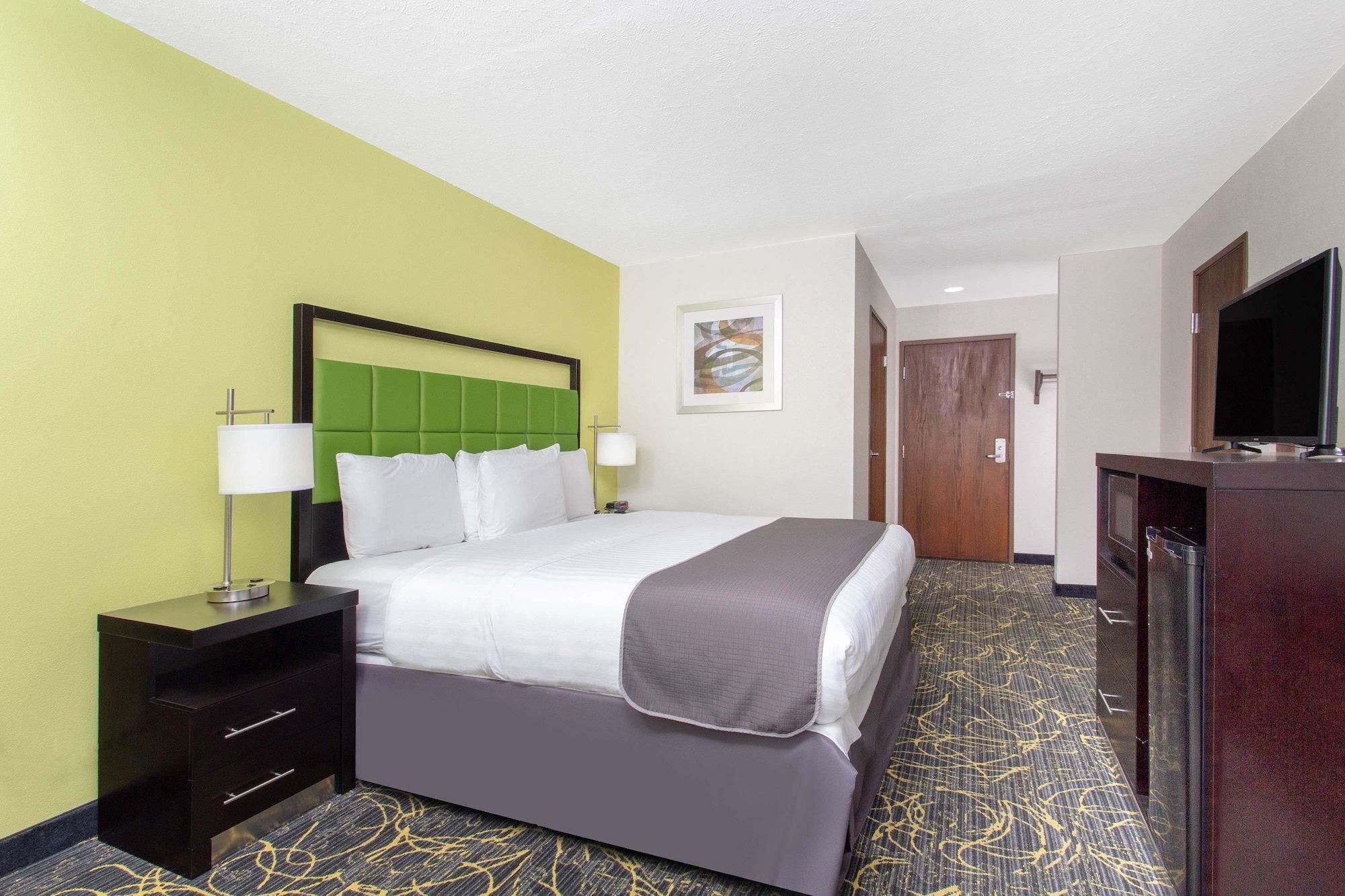 Americinn And Suites By Wyndham Delafield-Waukesha-Milwaukee Exteriör bild