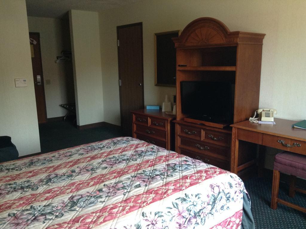 Americinn And Suites By Wyndham Delafield-Waukesha-Milwaukee Exteriör bild
