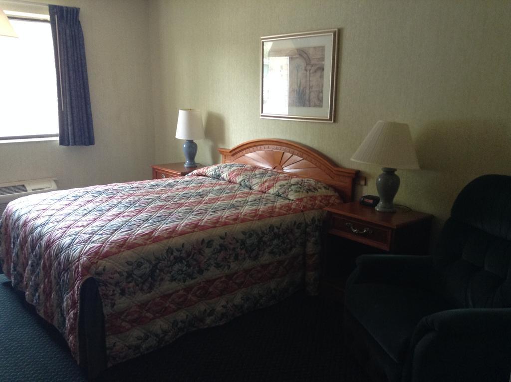 Americinn And Suites By Wyndham Delafield-Waukesha-Milwaukee Exteriör bild