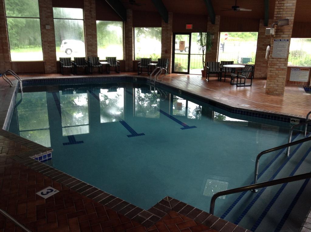 Americinn And Suites By Wyndham Delafield-Waukesha-Milwaukee Exteriör bild