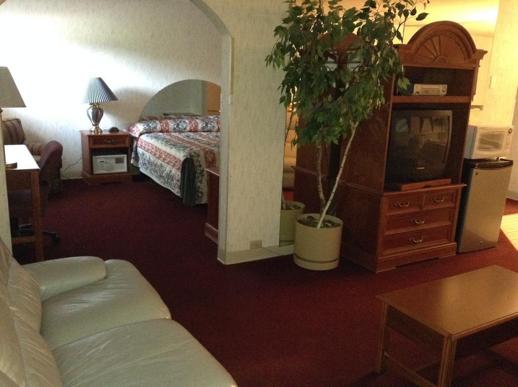 Americinn And Suites By Wyndham Delafield-Waukesha-Milwaukee Exteriör bild