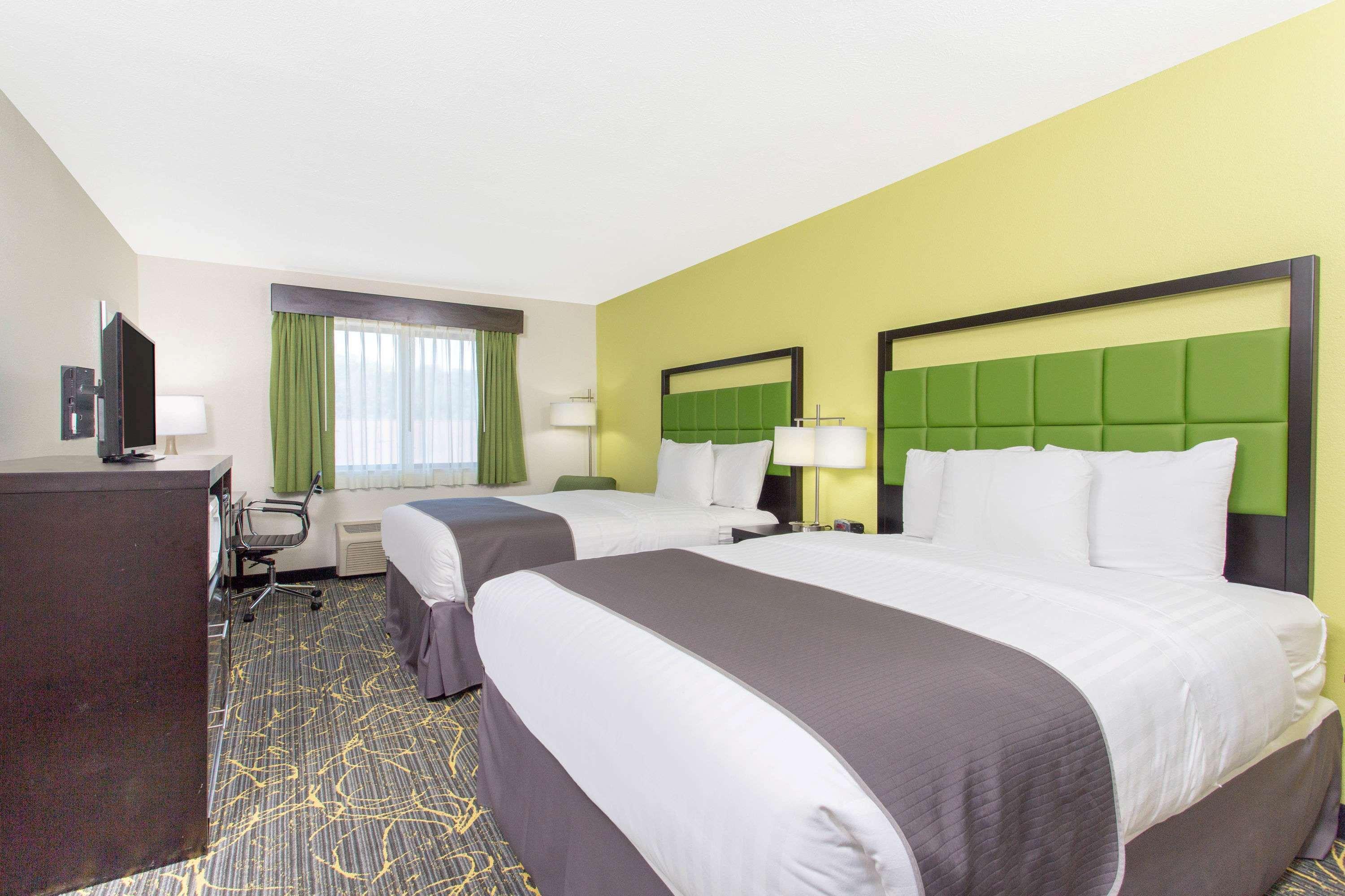 Americinn And Suites By Wyndham Delafield-Waukesha-Milwaukee Exteriör bild