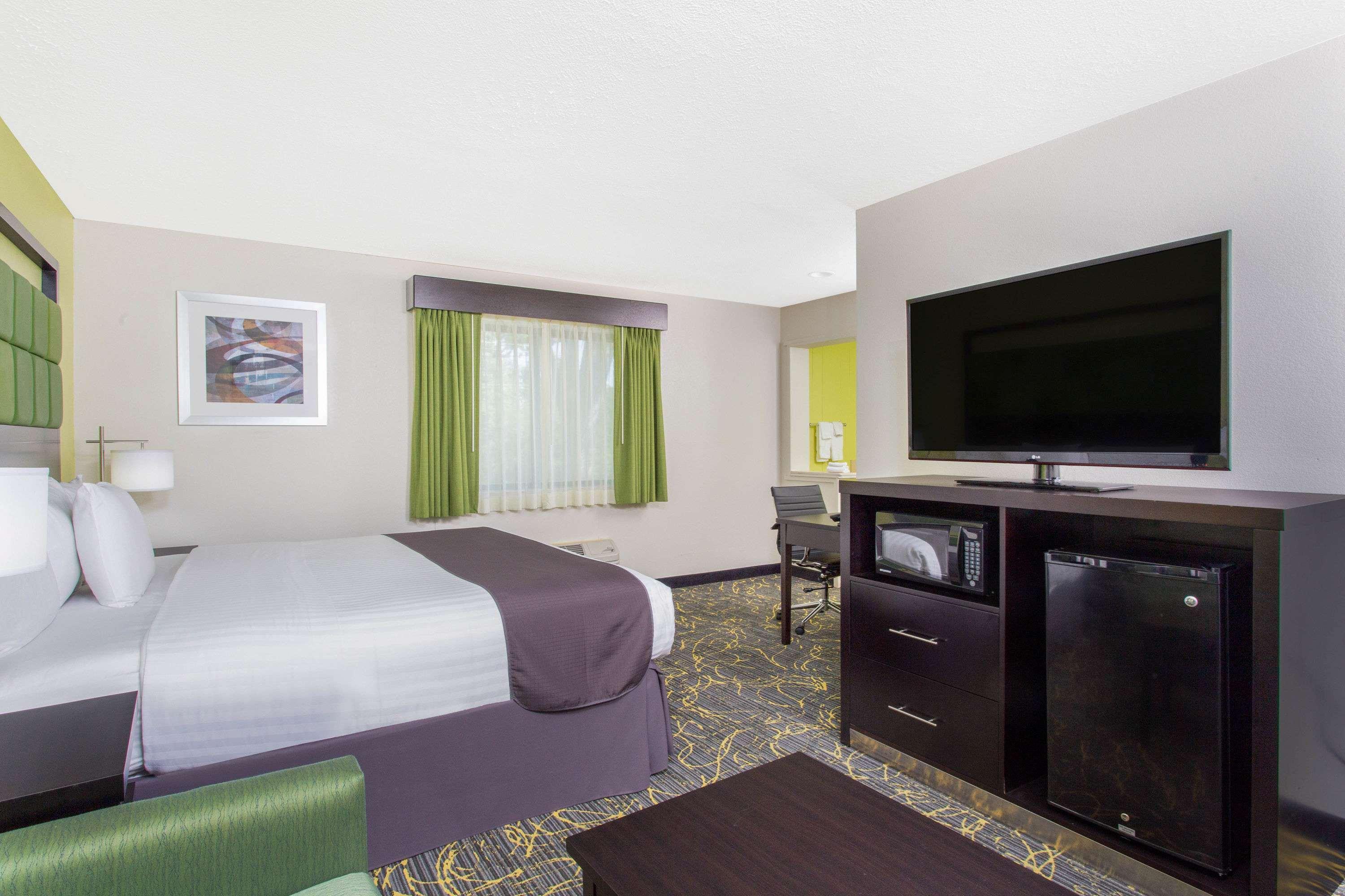 Americinn And Suites By Wyndham Delafield-Waukesha-Milwaukee Exteriör bild