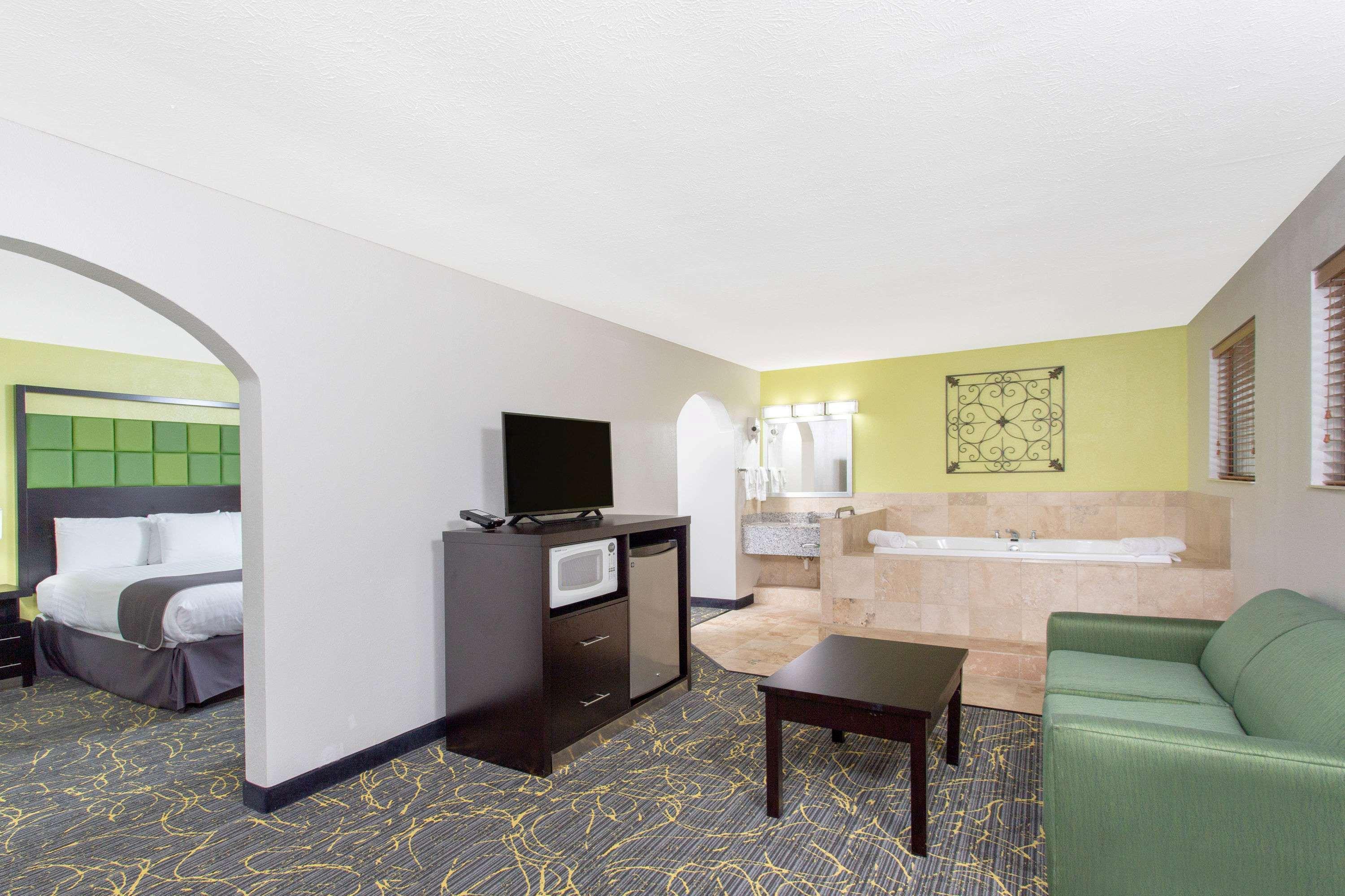 Americinn And Suites By Wyndham Delafield-Waukesha-Milwaukee Exteriör bild