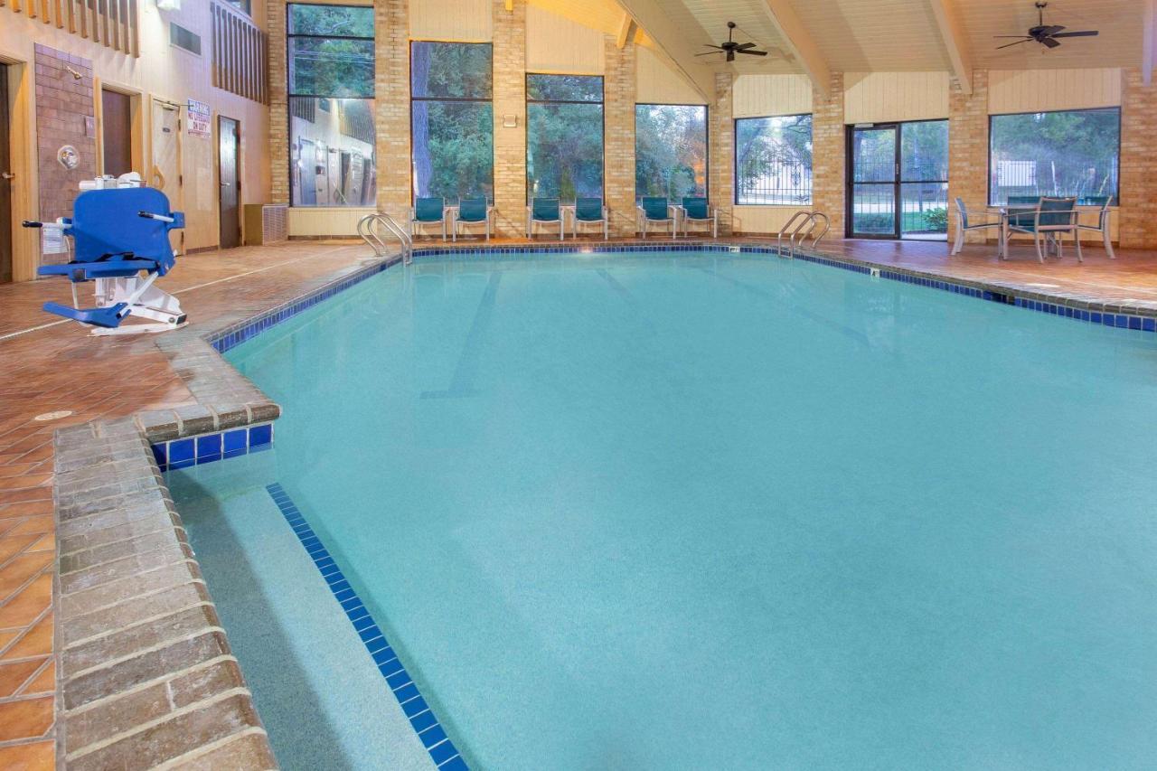 Americinn And Suites By Wyndham Delafield-Waukesha-Milwaukee Exteriör bild