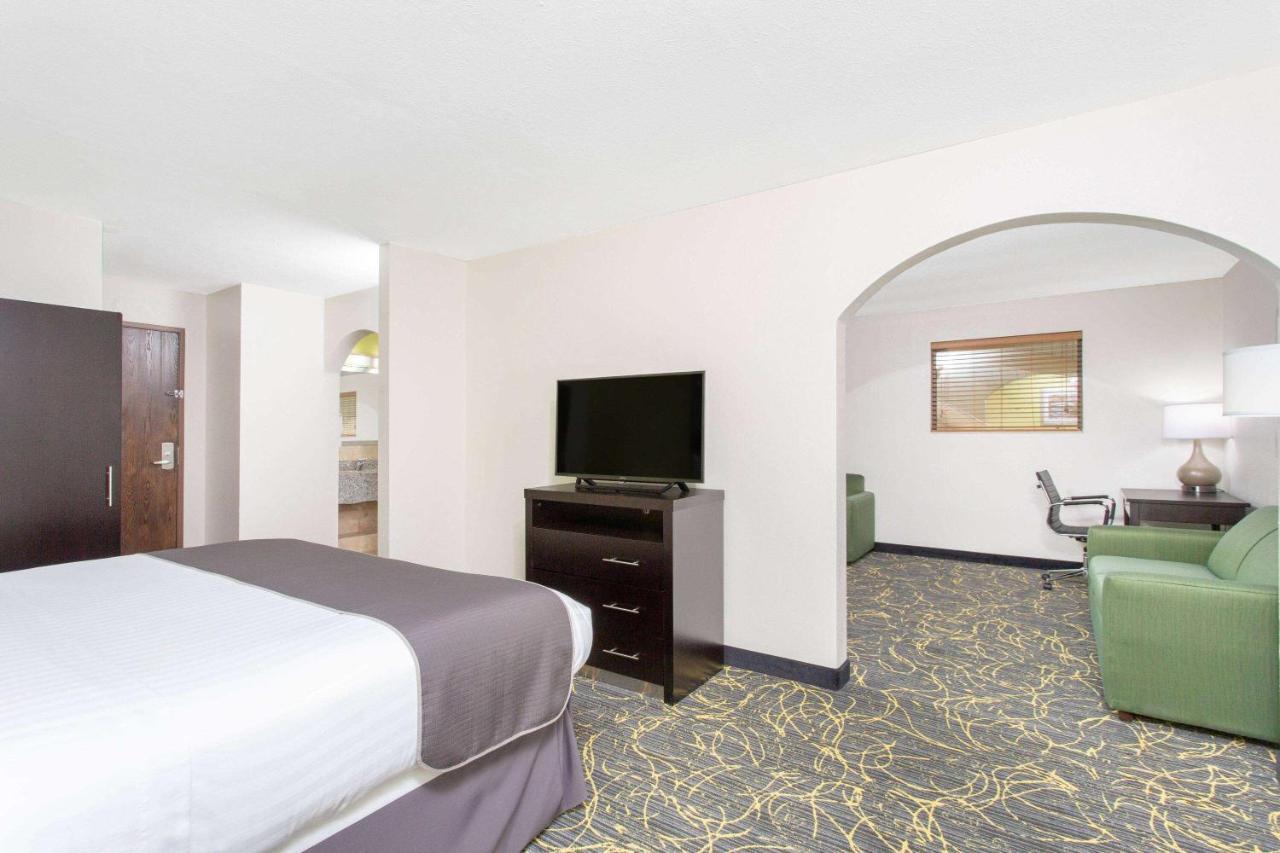 Americinn And Suites By Wyndham Delafield-Waukesha-Milwaukee Exteriör bild