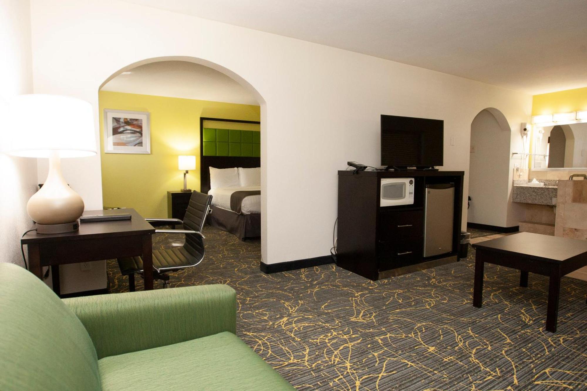 Americinn And Suites By Wyndham Delafield-Waukesha-Milwaukee Exteriör bild
