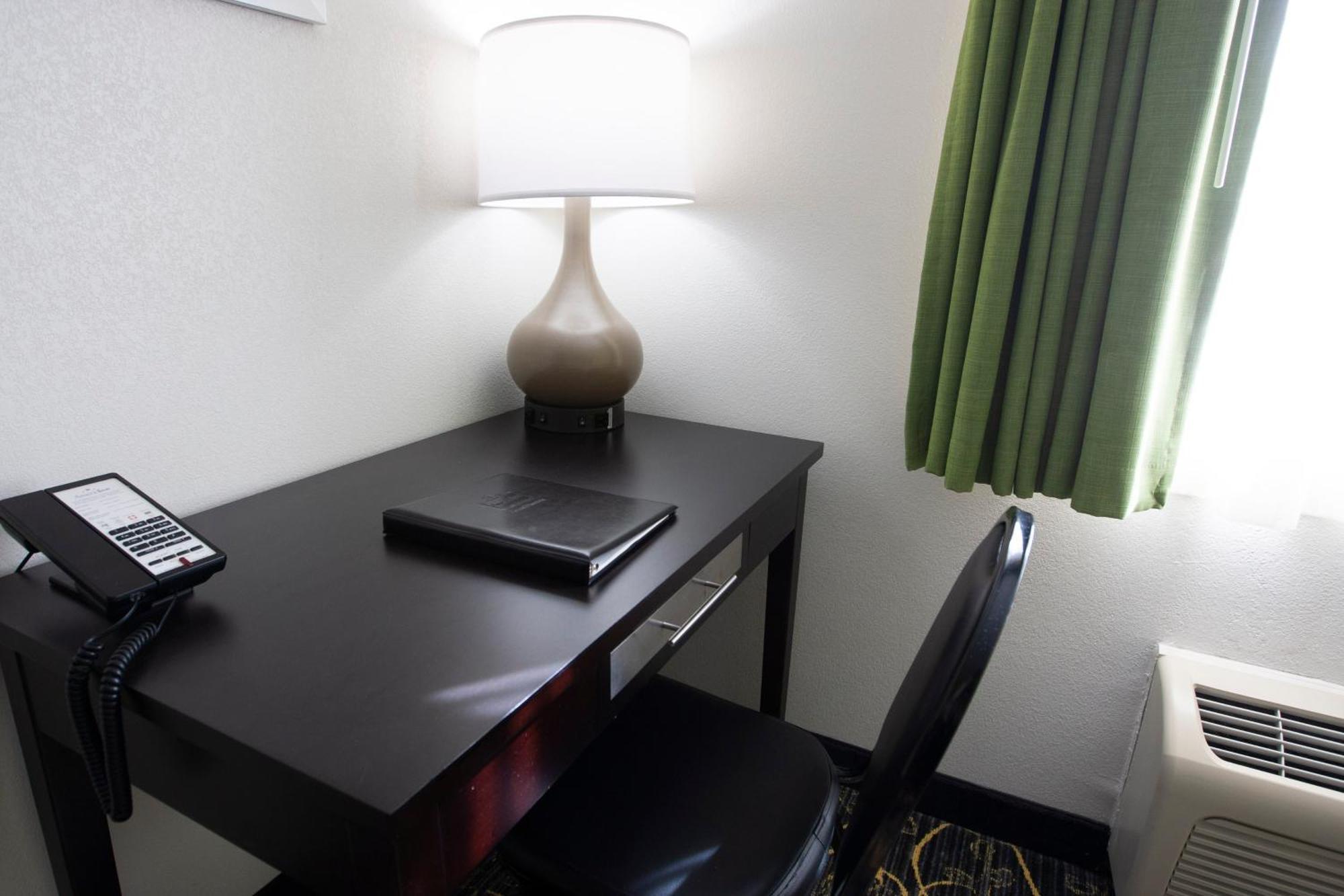 Americinn And Suites By Wyndham Delafield-Waukesha-Milwaukee Rum bild