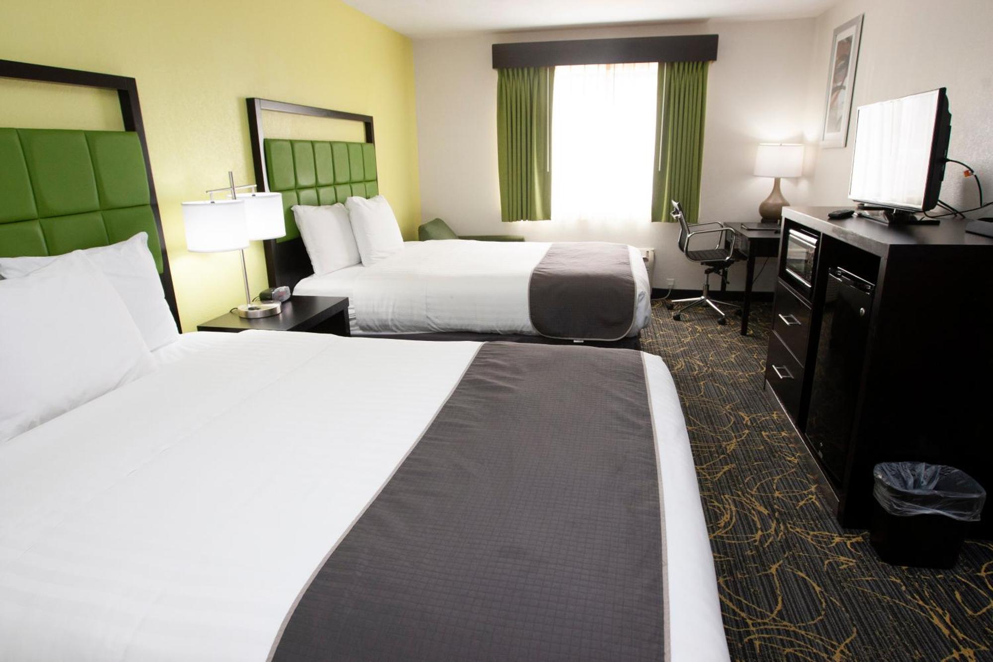 Americinn And Suites By Wyndham Delafield-Waukesha-Milwaukee Exteriör bild