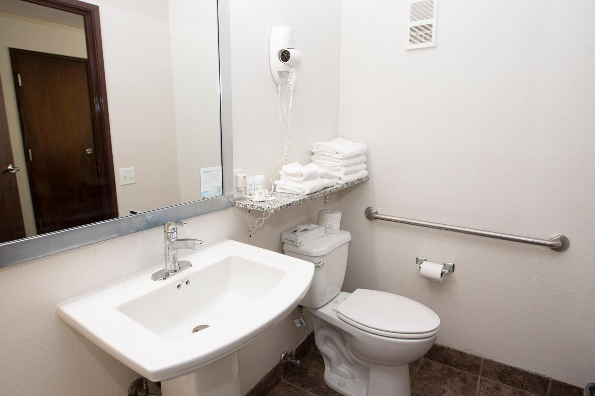 Americinn And Suites By Wyndham Delafield-Waukesha-Milwaukee Rum bild