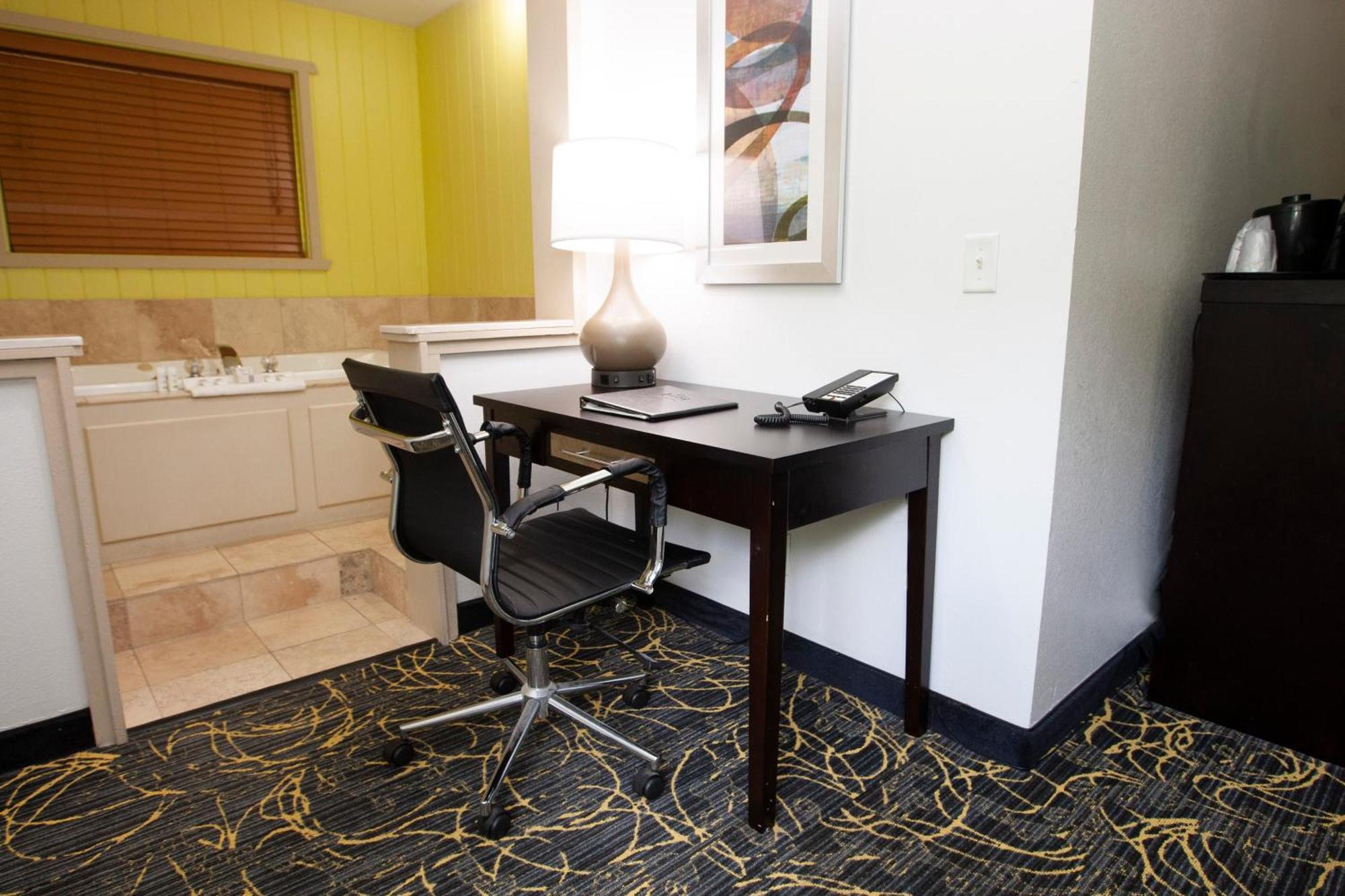 Americinn And Suites By Wyndham Delafield-Waukesha-Milwaukee Rum bild