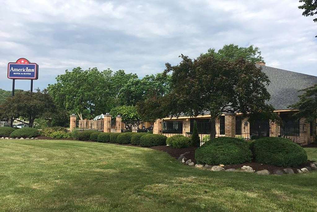 Americinn And Suites By Wyndham Delafield-Waukesha-Milwaukee Exteriör bild