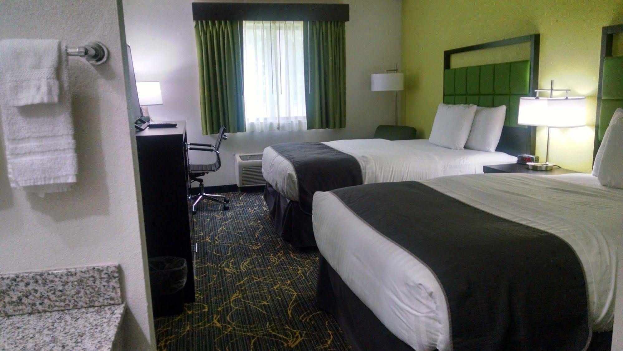 Americinn And Suites By Wyndham Delafield-Waukesha-Milwaukee Exteriör bild