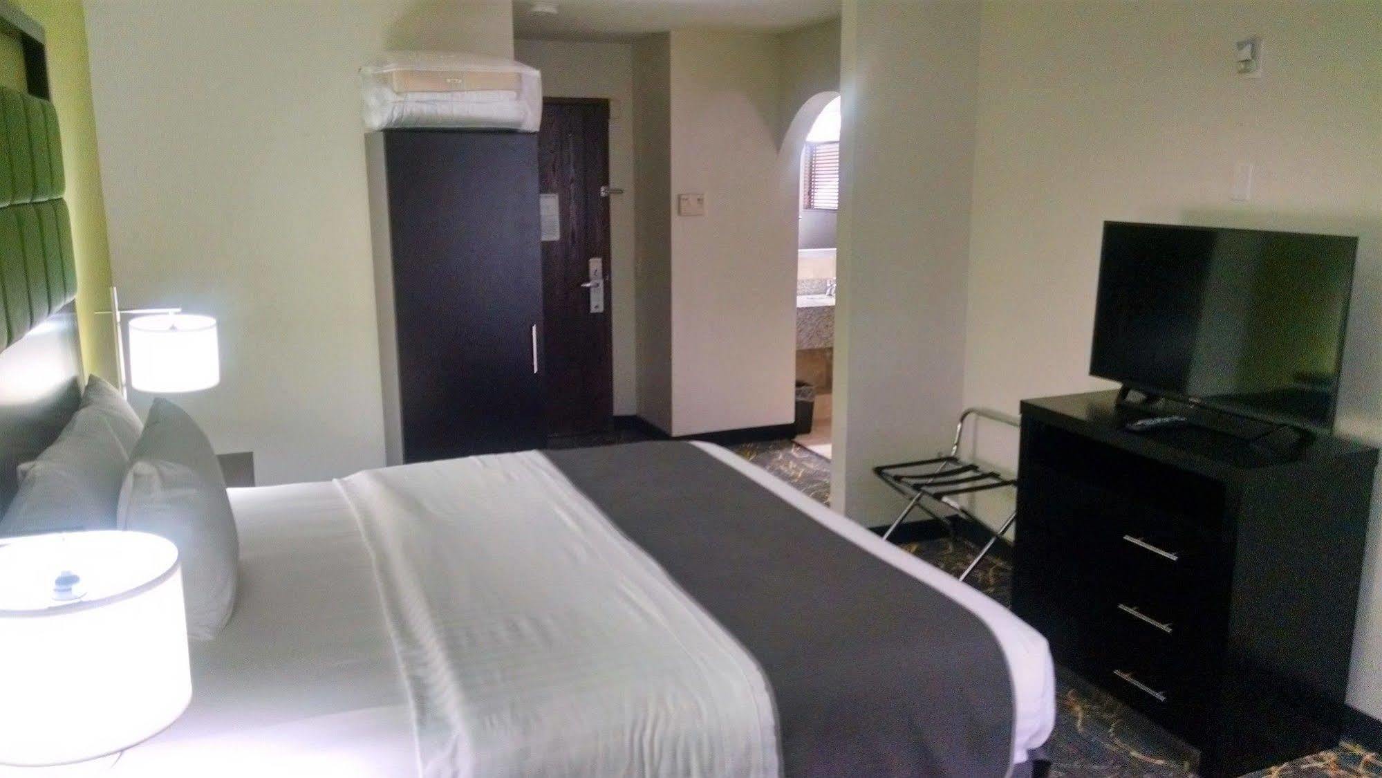 Americinn And Suites By Wyndham Delafield-Waukesha-Milwaukee Exteriör bild