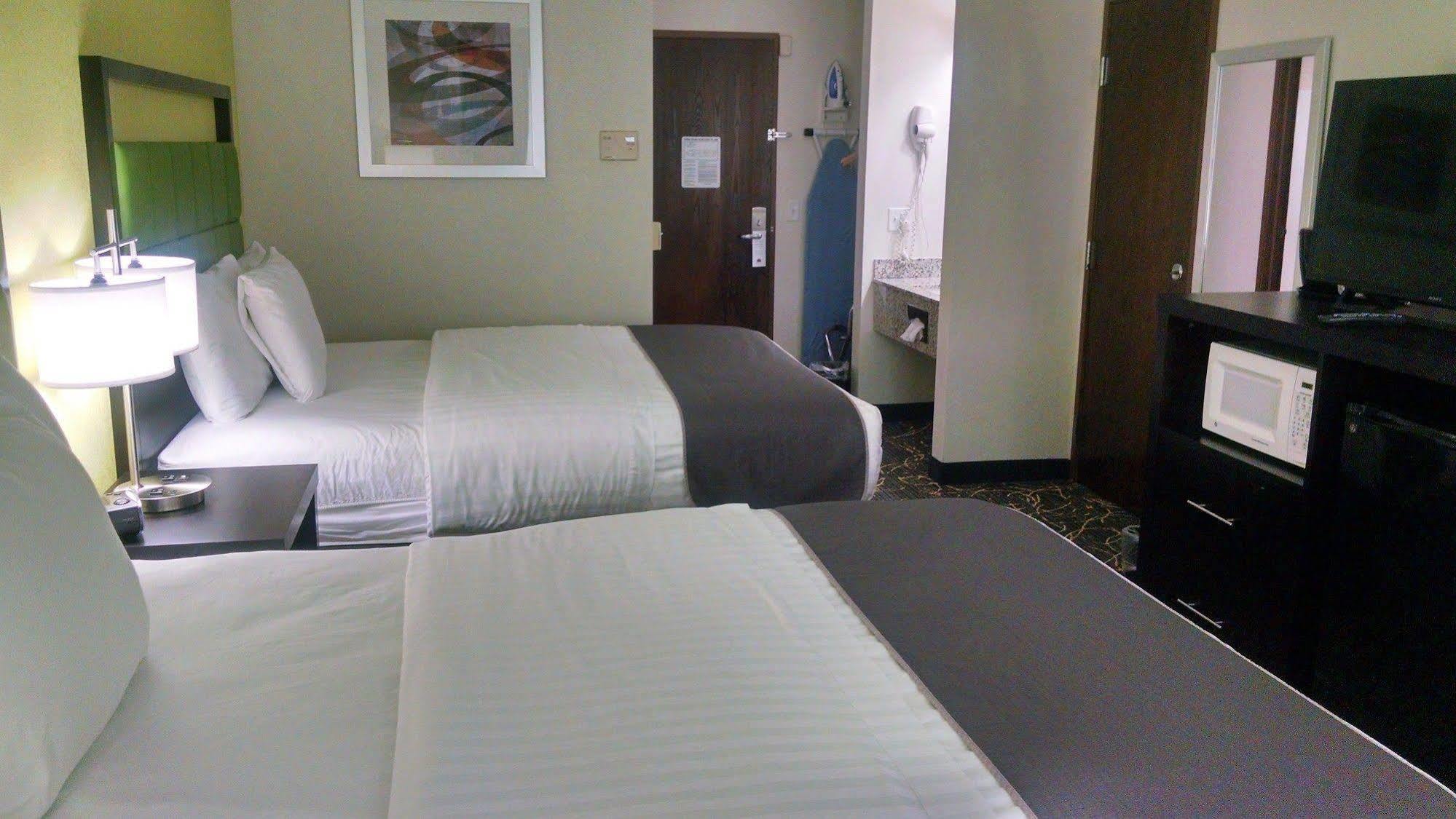 Americinn And Suites By Wyndham Delafield-Waukesha-Milwaukee Exteriör bild